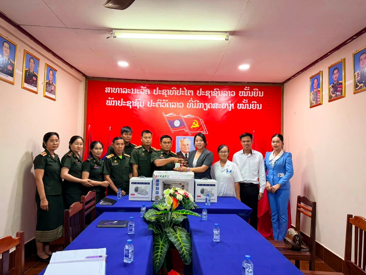 Bệnh viện Đa khoa Hà Nội – Viêng Chăn tiếp tục trao tặng thiết bị y tế và hỗ trợ đào tạo cho Trung tâm Thương binh 489 và Trung tâm 790
